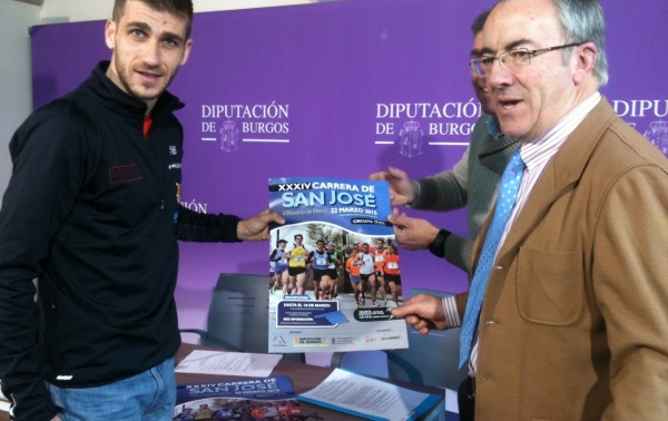 El presidente del IDJ, Ángel Carretón, y el atleta Javier Abad, presentaron el cartel de la carrera.